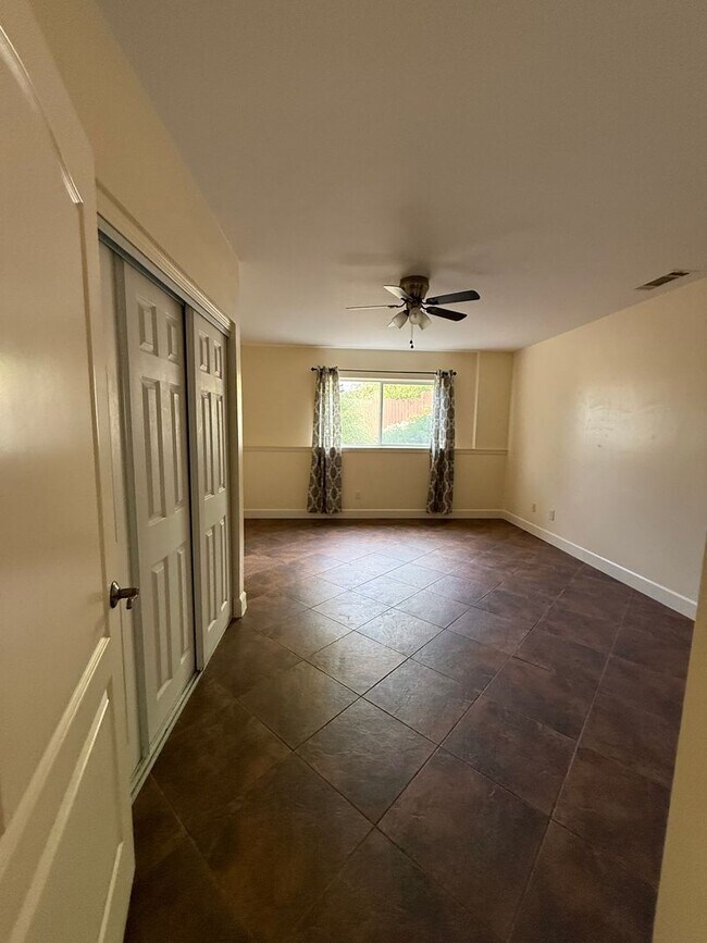 Building Photo - Huge 5 bedroom Home in Scenic Setting