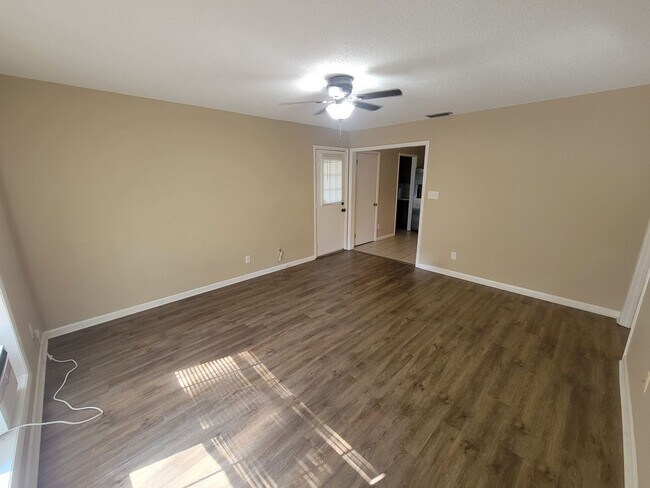 Building Photo - Home conveniently located