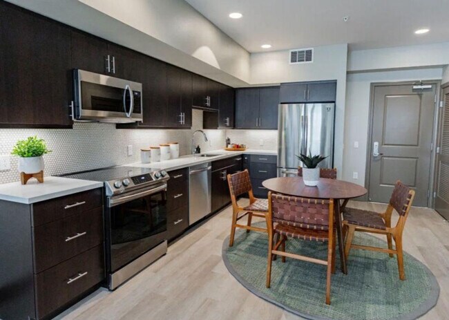 Building Photo - 920 Bayswater Ave