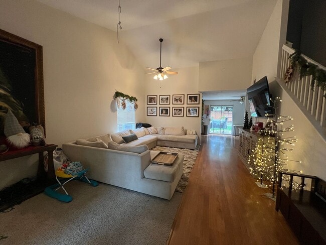 Building Photo - Wonderful 4 Bedroom Home Near Parks With Shopping Nearby!