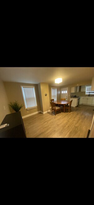 Building Photo - 4 Oak St