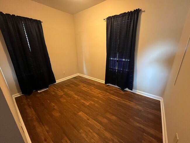 Building Photo - Charming 2-bedroom, 1-bath home on a corne...