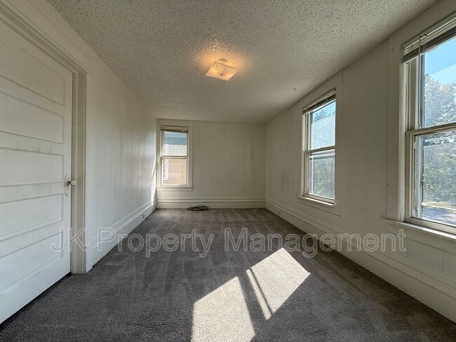 Building Photo - 911 5th Ave N