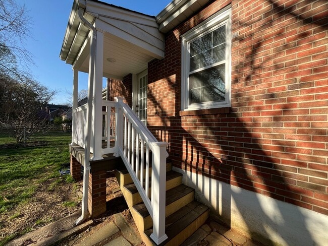 Building Photo - Charming Brick House off Fort Avenue