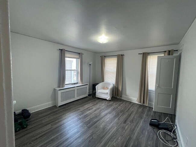 Building Photo - 30-31 st