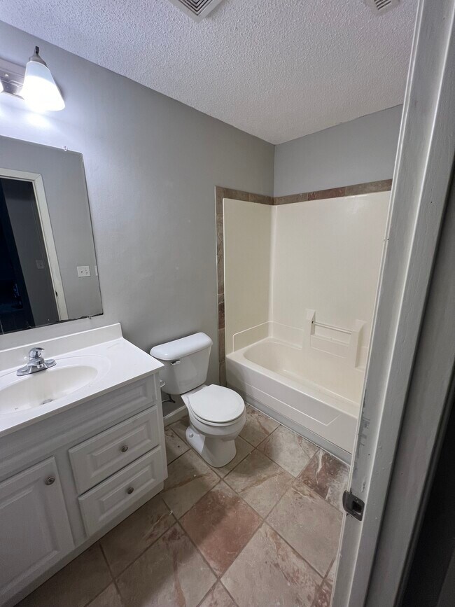 Building Photo - 1060 80th Ave N