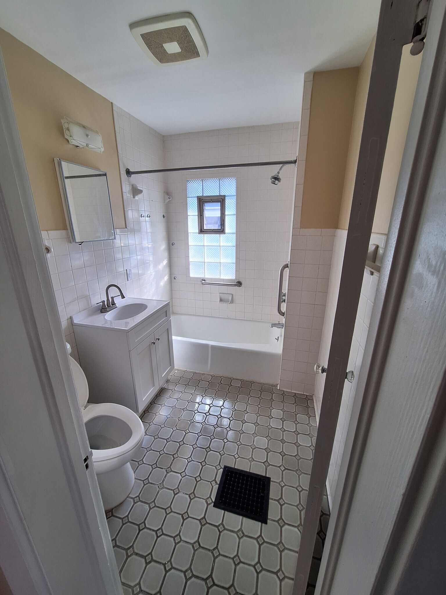 Full bathroom - 1744 Park Ave