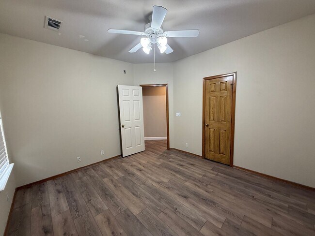 Building Photo - Right On The Green- 3 Bedroom Updated Home on Battle Creek