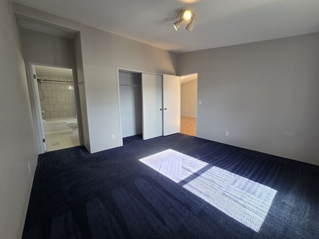 Building Photo - 2032 NE Klamath Ave