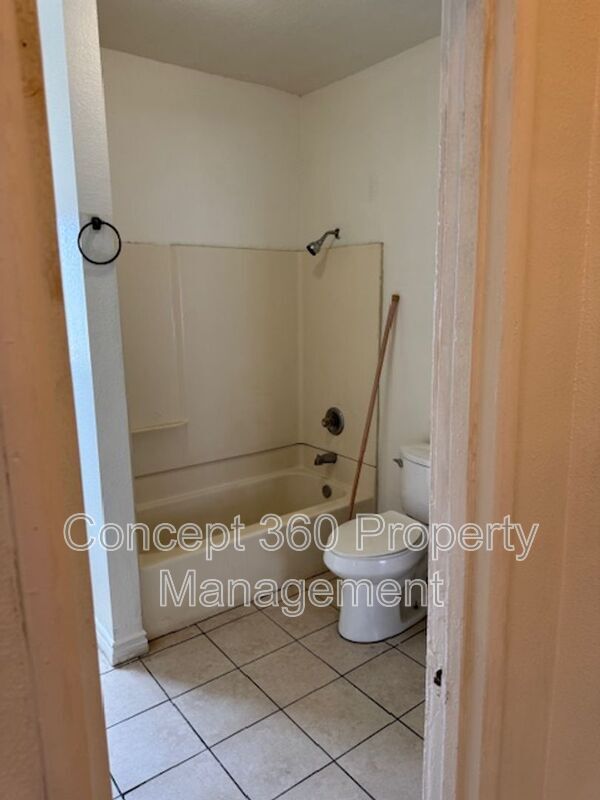 Building Photo - 758 Cerritos Ave
