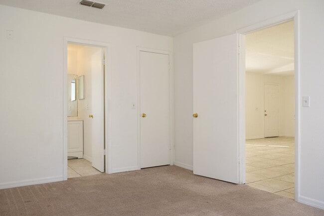 Building Photo - Spacious 4/2 home with 2 car garage Availa...