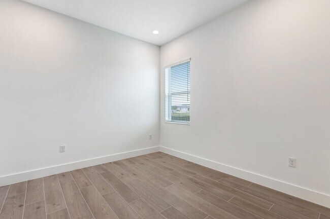 Building Photo - ** SEVEN SHORES ** 3+DEN / 2.5 BATH - BRAND NEW HOME! - LUXURY AMENTITES - PET OK - ANNUAL RENTAL