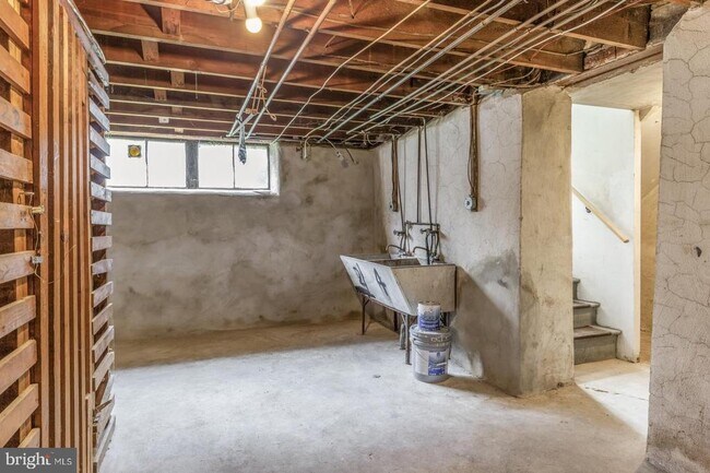 Building Photo - 5990 Henry Ave