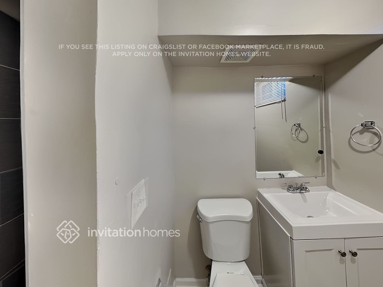 Building Photo - 1061 E 105th Pl