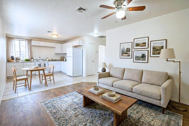 Building Photo - 1702 W Shangri La Rd