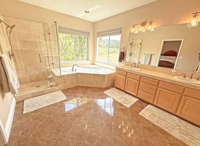 Building Photo - 5881 Capilano Dr