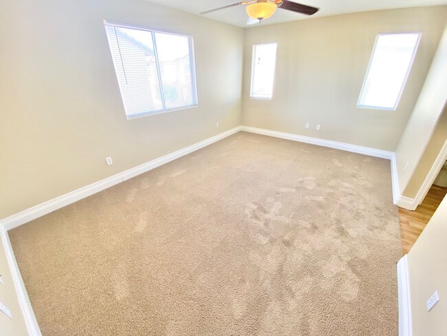 Building Photo - BEAUTIFUL 3 BEDROOM 2.5 BATHROOM 2 CAR GAR...