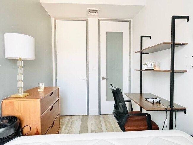 Primary Photo - Large HDTV Room, AC, 15 min to Manhattan #125