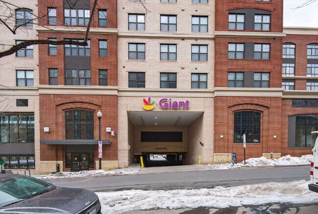 Building Photo - 1107 S Walter Reed Dr