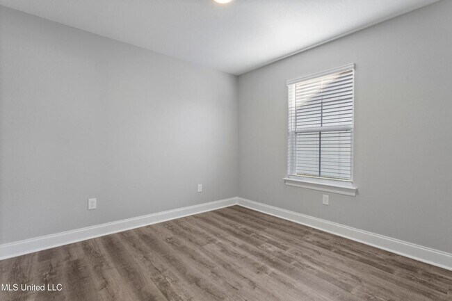 Building Photo - 3 Bed / 2 Bath Home – Modern Finishes & Convenient Location