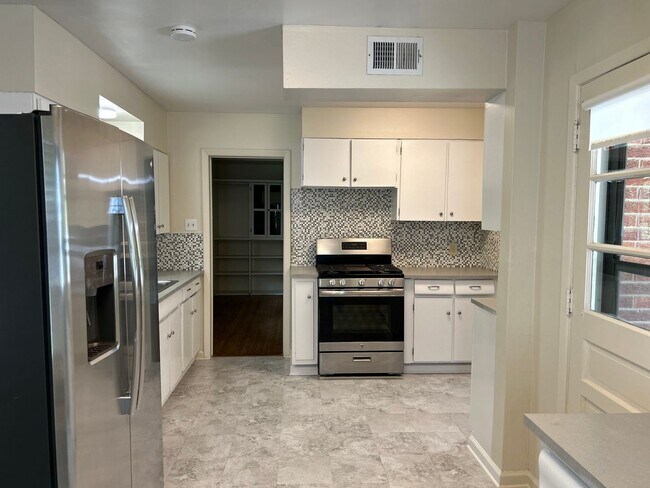 Building Photo - Great Street in East Memphis ! Renovated k...