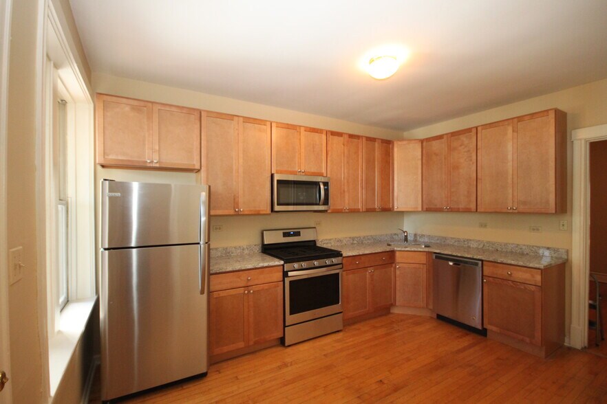 Building Photo - 1336 W Belmont Ave