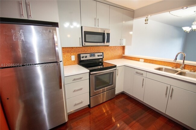 Building Photo - 110 S Shore Dr