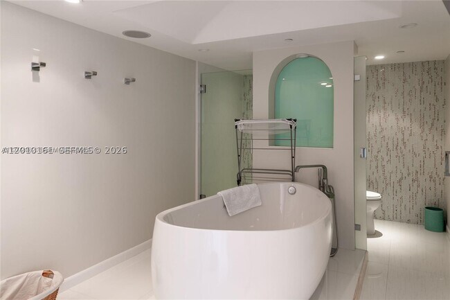 Building Photo - 250 S Ocean Dr