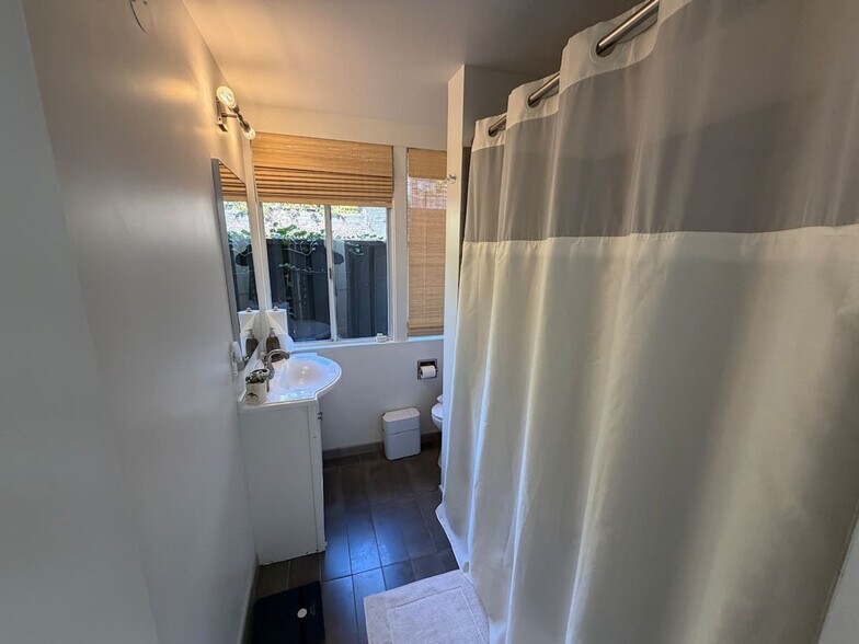 Building Photo - 1072 Keeler Ave