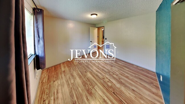 Building Photo - 3-bedroom single-family home near Randall ...