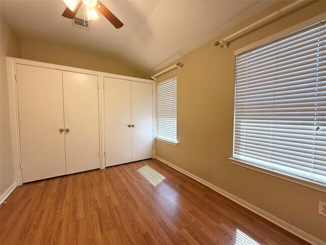 Building Photo - 2011 Lantana Dr