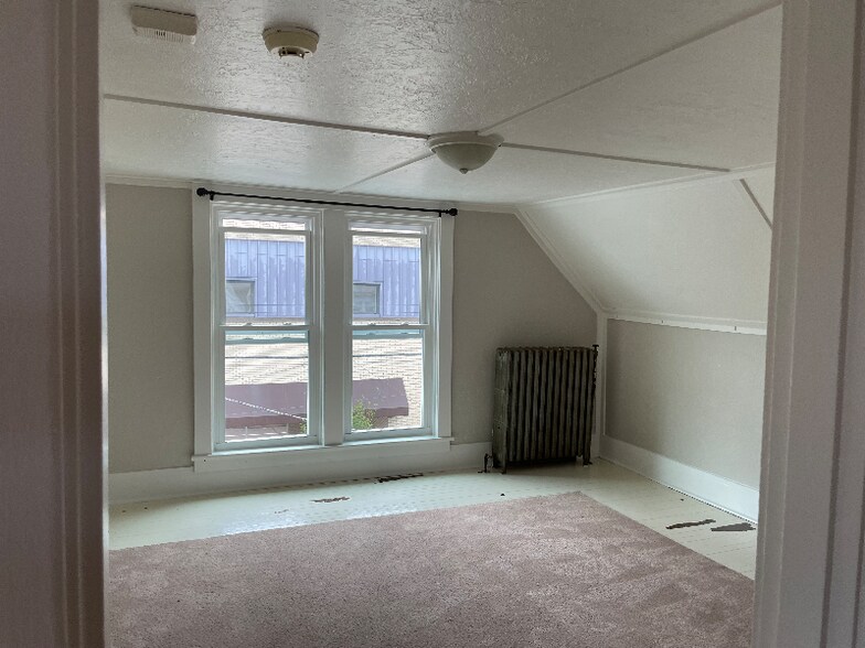 Building Photo - 225 S Maple Ave