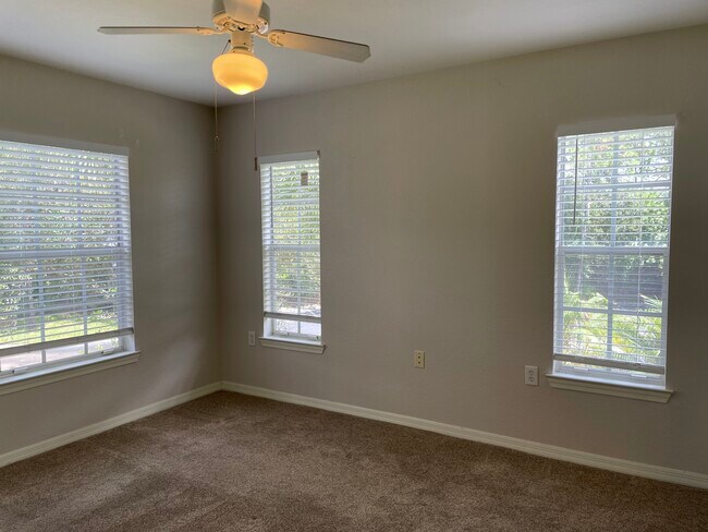 Building Photo - 8821 Manor Loop