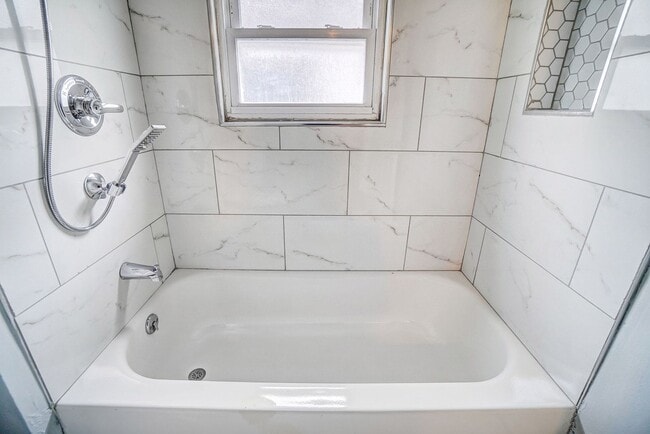 Building Photo - Newly renovated 2bed/1bath