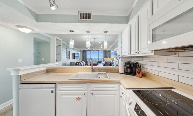 Building Photo - 7205 Thomas Dr