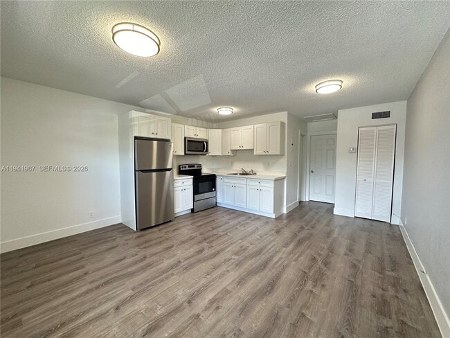 Building Photo - 3660 NE 11th Ave