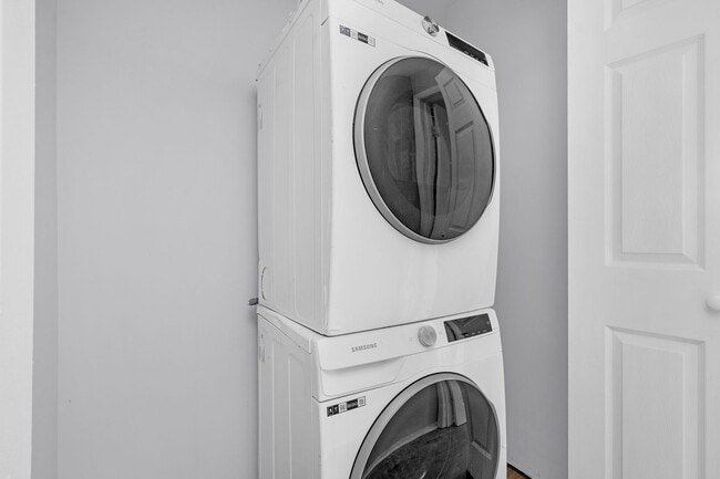 Building Photo - 2 Bedroom Rental In McElderry Park Vouchers Accepted and Poor Credit Considered