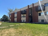 Building Photo - 1 bedroom, top floor condo!