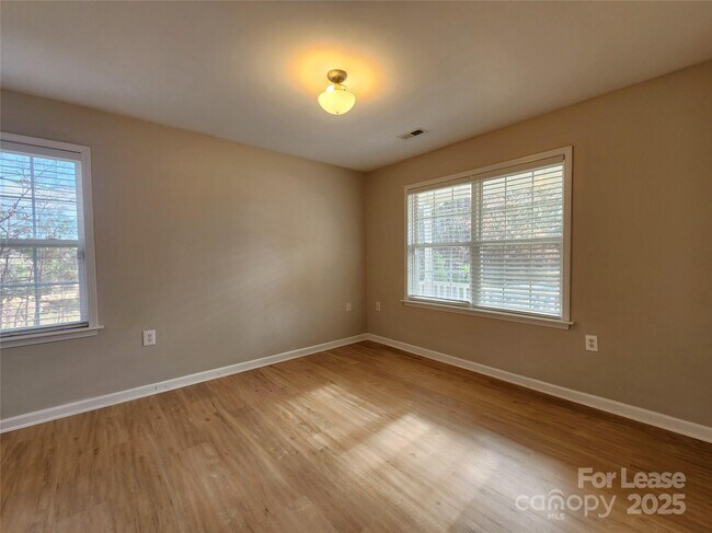 Building Photo - 1247 Forest Park Dr