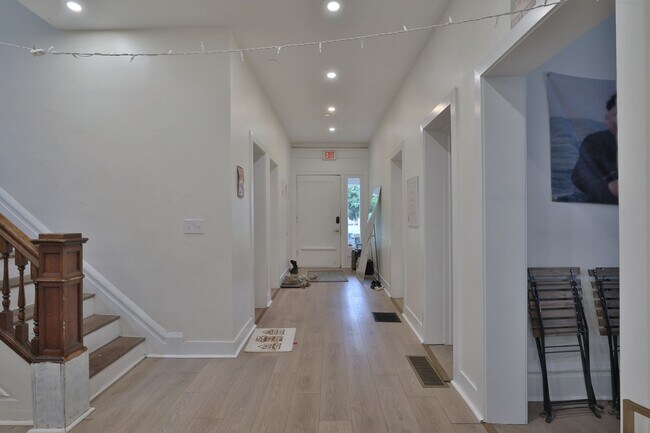 Building Photo - 205 E 14th Ave
