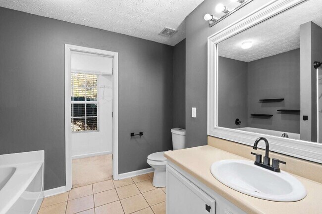 Building Photo - 3 Bedroom Ranch in Golf Cart Area of Senoia