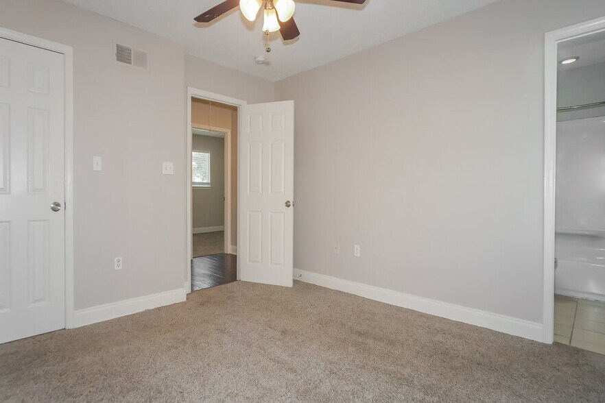 Building Photo - 732 Charter Oak Dr