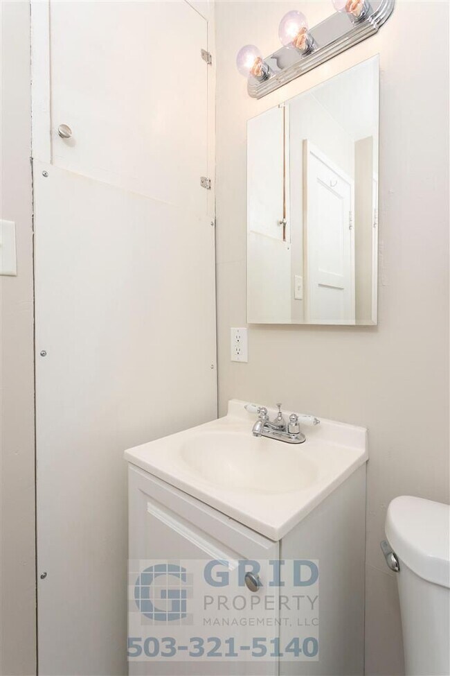 Building Photo - Charming 2BR House with Garage & Private Patio in Vancouver!