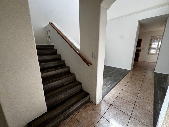 Building Photo - Beautiful townhome in a gated community.