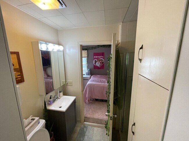 Building Photo - Duluth MN - 6 Bed - 3 Bath - Single Family...