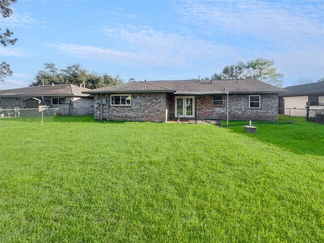 Building Photo - 5111 Seymour Dr