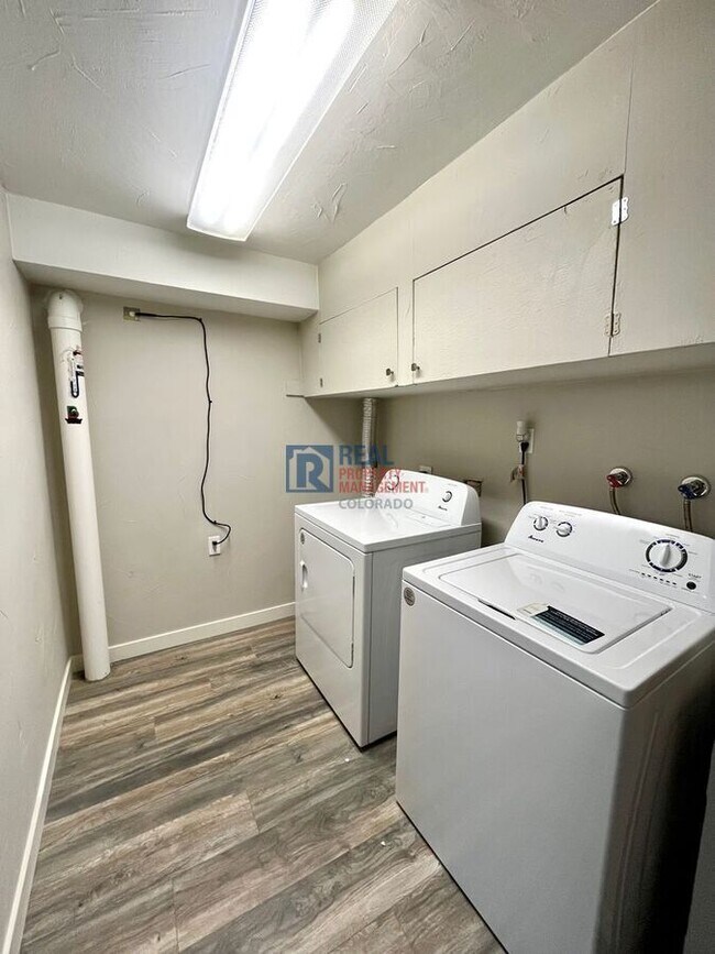 Building Photo - 324 Davie Dr