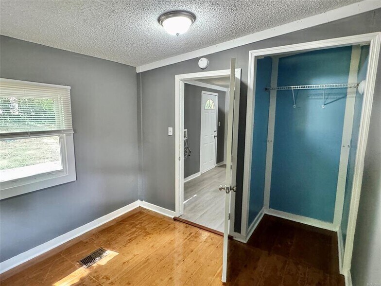 Building Photo - 208 Bradley Dr
