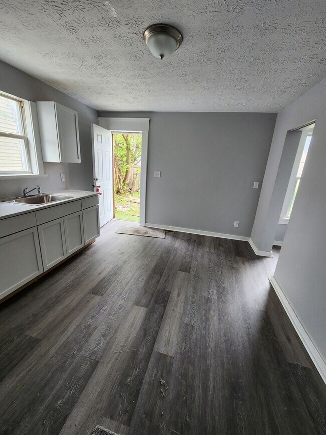 Building Photo - Large 3 Bedroom Home For Rent on Kimberly