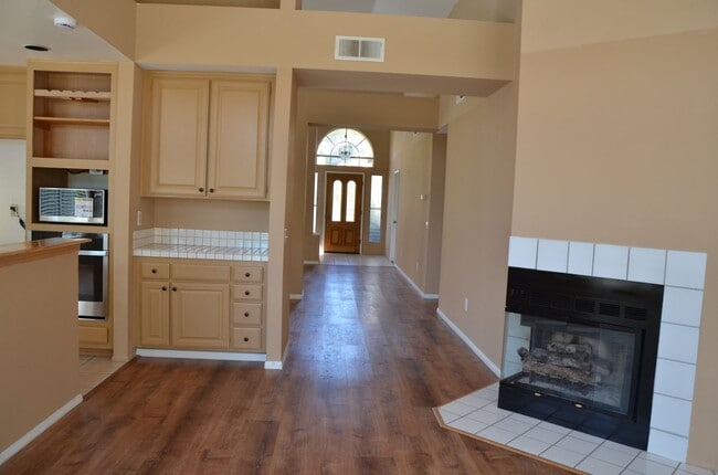 Building Photo - Open House Saturday 5/3 from 10 to 2pm-Bea...